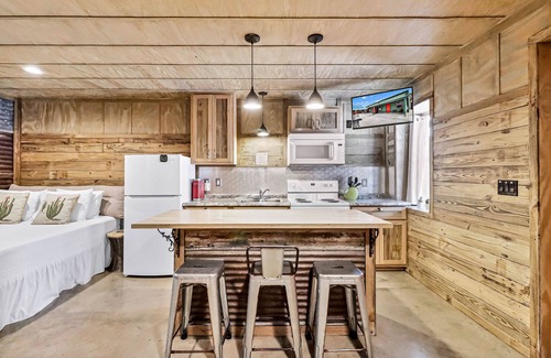 Rockport Cabaña | Quaint cabin super close to the marina, restaurants and activities!