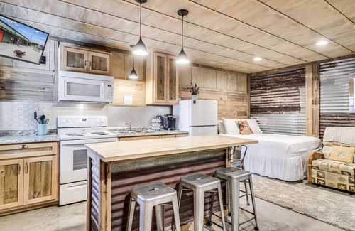 Rockport Cabaña | Quaint cabin super close to the marina, restaurants and activities!