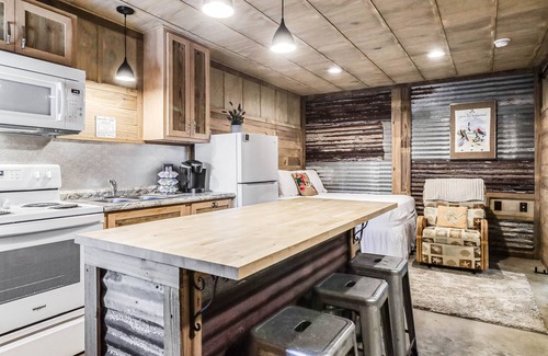 Rockport Cabaña | Quaint cabin super close to the marina, restaurants and activities!