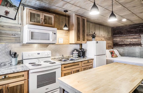 Rockport Cabaña | Quaint cabin super close to the marina, restaurants and activities!