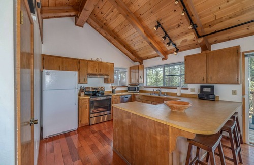 Arnold Cabina | Quaint Cabin Tucked Away in Arnold w/Private Hot Tub and Great View!