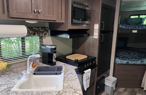 Murrayville Casa | Quaint camper in a private area with full hook ups!