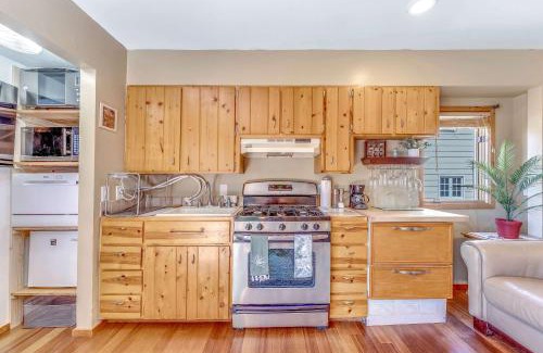 Carmel Woods Casa | Quaint Carmel - Bungalow Close to Beach