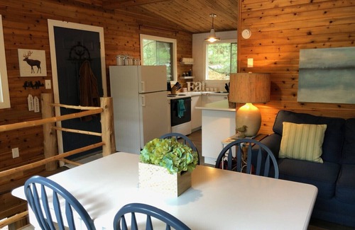 Port Franks Cabaña | Cottage renovado, pintoresco de 4 BDRM en Port Franks en el Lago Huron - A pasos de la playa