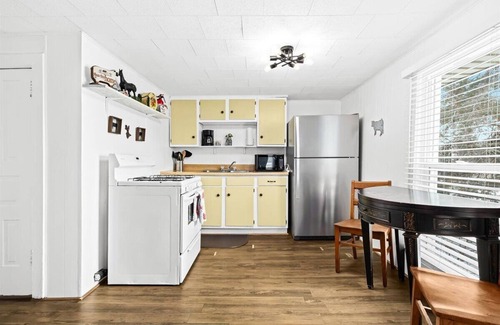 Fenton Casa | Quaint Cottage 2 Bedroom Unit in Downtown Fenton