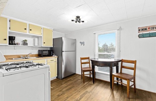 Fenton Casa | Quaint Cottage 2 Bedroom Unit in Downtown Fenton
