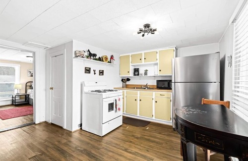 Fenton Casa | Quaint Cottage 2 Bedroom Unit in Downtown Fenton