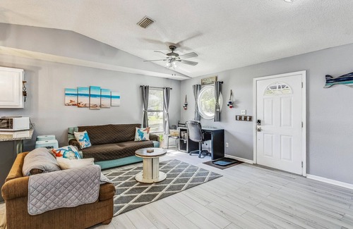 Perdido Beach Casa | Quaint Cottage by the Bay - Boat Launch 1 Street Over