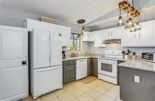 Perdido Beach Casa | Quaint Cottage by the Bay - Boat Launch 1 Street Over