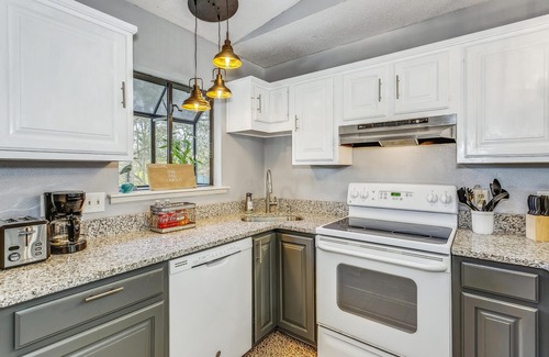 Perdido Beach Casa | Quaint Cottage by the Bay - Boat Launch 1 Street Over