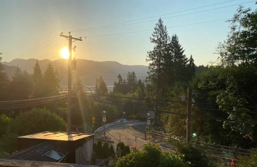 Deep Cove Casa | Quaint cottage within a 5 minute walk to Deep Cove, beach, & mountain adventures