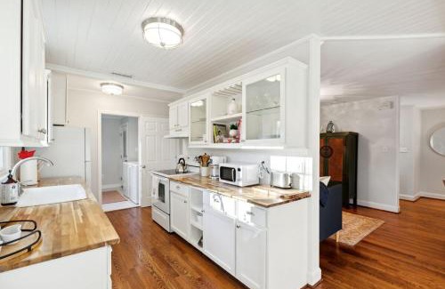 Mount Pleasant Casa | Quaint Cottage-Great Location with Hot Tub!