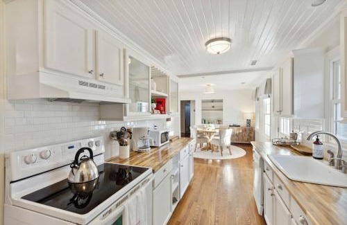 Mount Pleasant Casa | Quaint Cottage-Great Location with Hot Tub!