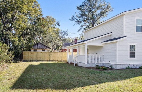 Thunderbolt Casa | Quaint Cottage Home on College