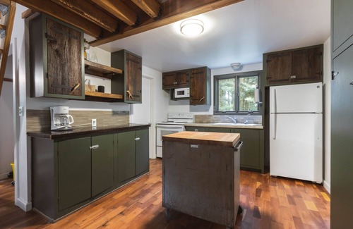 Bladensburg Casa | Quaint cottage in the woods with swim spa