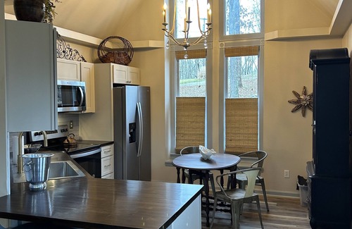 Pegram Cabaña | Quaint Cottage in the Woods 20 minutes to Downtown