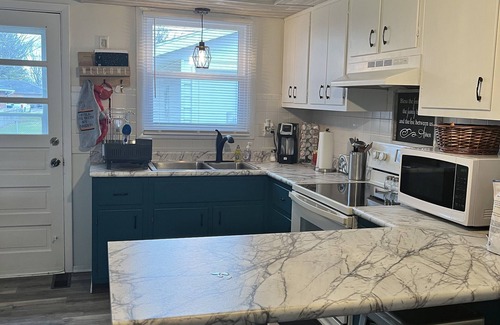 Muncie Casa | Quaint cottage near Ball Hospital and Ball College