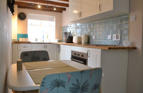 Wrenbury Cabaña | Quaint cottage on the village green