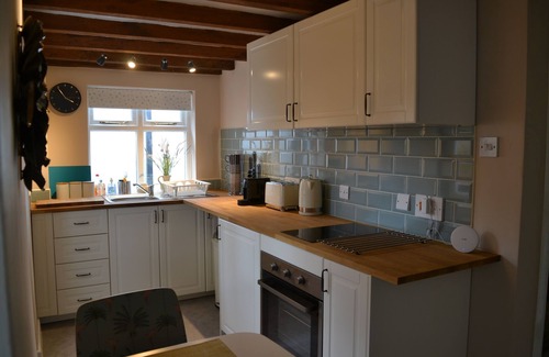Wrenbury Cabaña | Quaint cottage on the village green