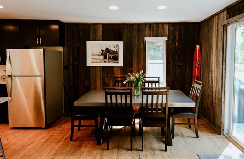 Lake Leelanau Cabaña | casa de campo recientemente remodelado tiene capacidad para 6 en N. lake Leelanau