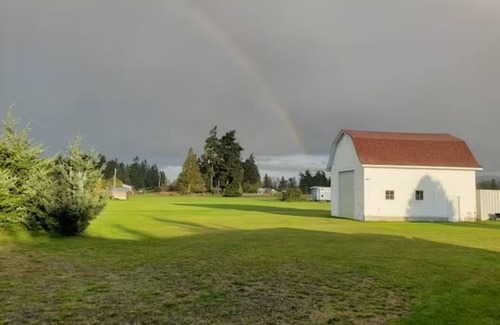 Port Angeles Cabaña | Quaint Cottage on Peaceful Pasture: Towne & Country Living Agnew Mountain View 2