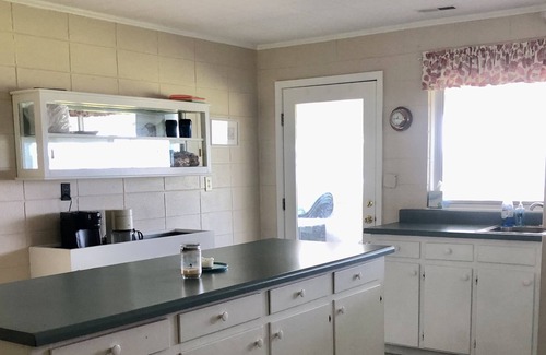 Newport Cabaña | Quaint Cottage Overlooking Intercoastal Waterway