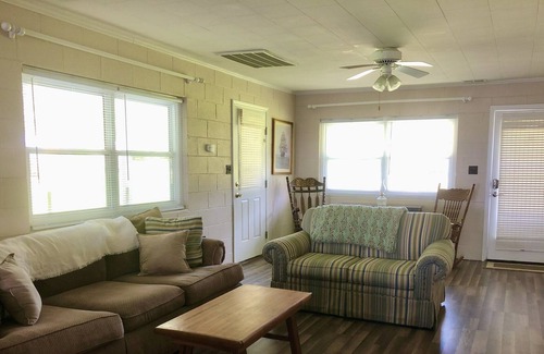 Newport Cabaña | Quaint Cottage Overlooking Intercoastal Waterway