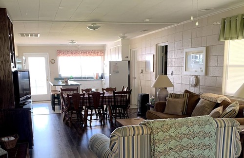 Newport Cabaña | Quaint Cottage Overlooking Intercoastal Waterway