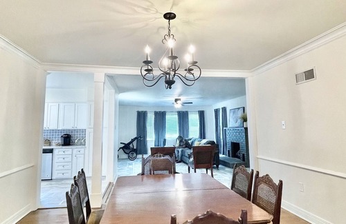 Midtown Cabaña | Quaint cottage style home with two sitting areas-2 minutes to shops and eateries