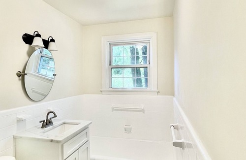 Midtown Cabaña | Quaint cottage style home with two sitting areas-2 minutes to shops and eateries