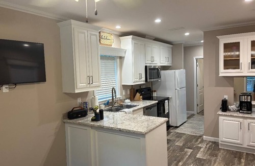 Crystal River Cabaña | Quaint cottage tucked away in Crystal River. 1 Bedroom 1 Bath.