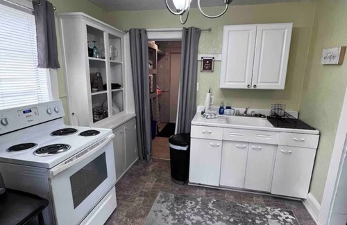 Dixieland Cabaña | Quaint cottage with AC in charming Dixieland