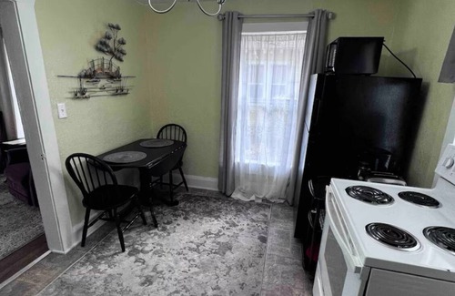 Dixieland Cabaña | Quaint cottage with AC in charming Dixieland