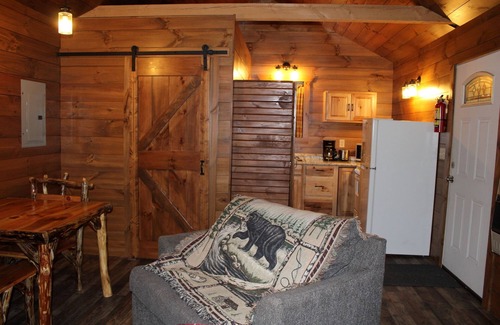 Clarington Cabina | Quaint Couples Cabin ~ NO PETS