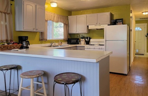 Pear Park Cabaña | ¡NUEVO! Cottage The Bee’s Knees Cottage ’<3 Mi a las bodegas!