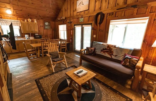 Primrose Cabina | Quaint, cozy vacation cabin with hot tub near Natural Bridge State Park