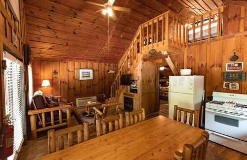 Primrose Cabina | Quaint, cozy vacation cabin with hot tub near Natural Bridge State Park