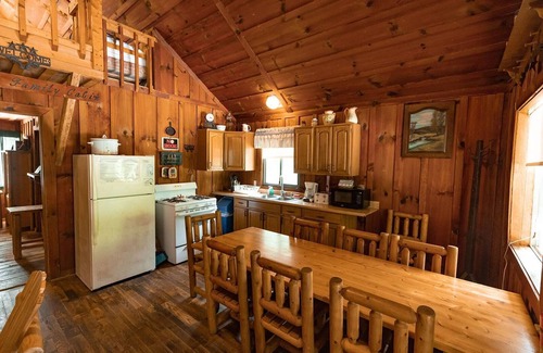 Primrose Cabina | Quaint, cozy vacation cabin with hot tub near Natural Bridge State Park