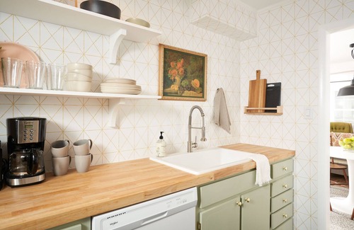 Greensboro Casa | Quaint & Cozy Vintage Modern 2br 1.5ba Townhouse w/ Pool in GSO