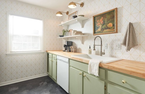 Greensboro Casa | Quaint & Cozy Vintage Modern 2br 1.5ba Townhouse w/ Pool in GSO