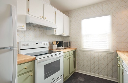 Greensboro Casa | Quaint & Cozy Vintage Modern 2br 1.5ba Townhouse w/ Pool in GSO