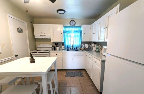 Crescent Beach Cabaña | Quaint, Cute and Clean! Sleep 4 comfortably