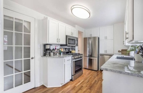 Prairie Village Casa | Quaint, dog-friendly Prairie Village Home!