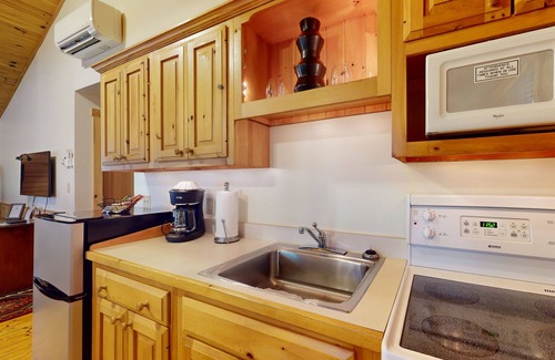 Northport Cabina | Quaint dog-friendly cabin getaway with firepit, AC, kitchen, & hiking