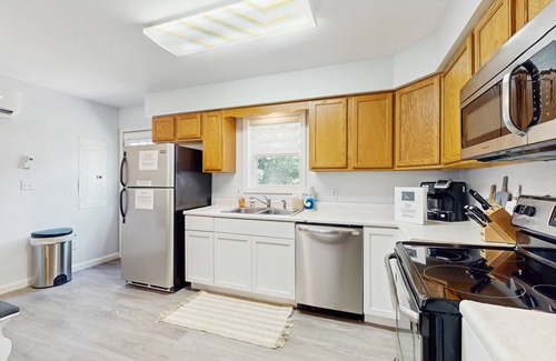 Thayerville Cabaña | Quaint dog-friendly retreat near the lake w/ wood stove, gas grill, & large yard