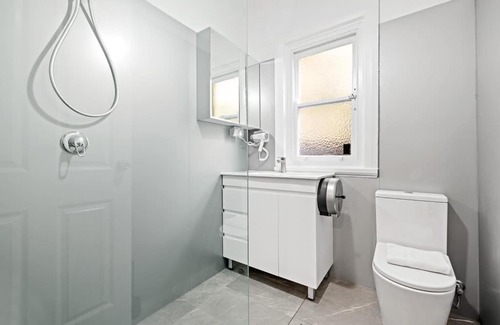 Maroubra South Casa | Quaint Double Room - Seconds to Shops & Eateries - Shared Bathroom