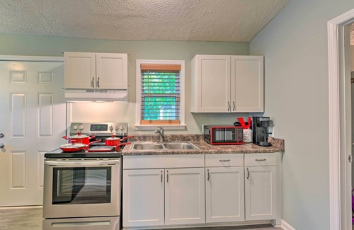 Murfreesboro Cabaña | Quaint Downtown Murfreesboro Cottage w/ Lush Yard