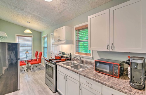 Murfreesboro Cabaña | Quaint Downtown Murfreesboro Cottage w/ Lush Yard