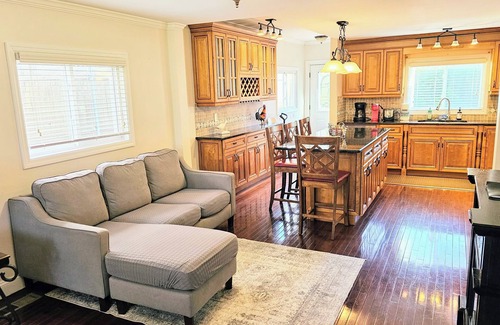 Greenwich Casa | Pintoresco Duplex 3br. Cerca de la playa, restaurantes y tiendas!