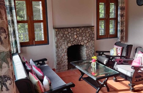 Kaul Cabaña | Quaint exclusive cottage in heart of a lush forest, beside a stream!!